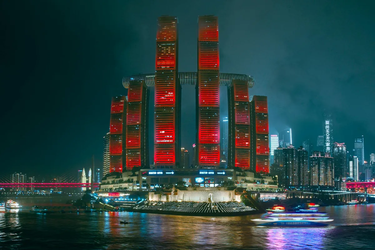 강에 비친 조명 마천루, 충칭의 사이버펑크 스카이라인