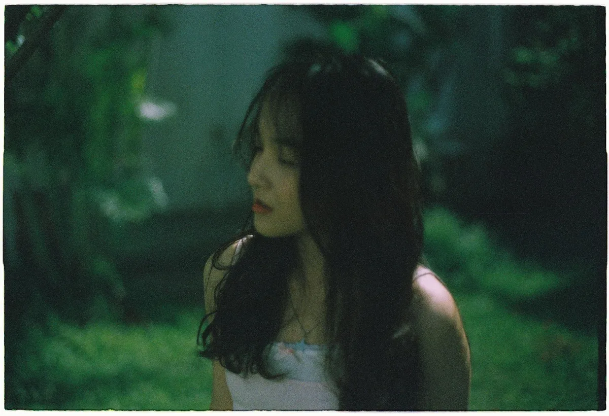 Ritratto rilassato di donna con occhi chiusi all'aperto