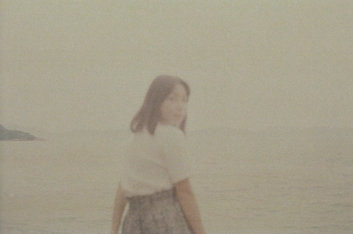 Frau am Strand im Weichzeichner – ruhig verträumt