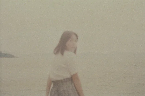 Frau am Strand im Weichzeichner – ruhig verträumt