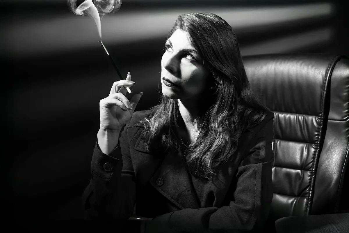 喫煙する女性の洗練された白黒ポートレート、フィルムノワール風。