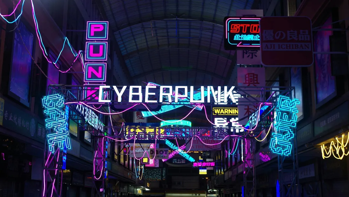 Lebendige Neonlichter mit Cyberpunk-Ästhetik in belebter urbaner Gasse bei Nacht