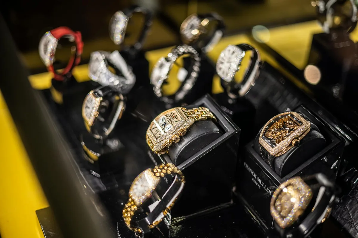 고급 주얼리 매장의 화려한 골드와 다이아몬드 시계 디스플레이