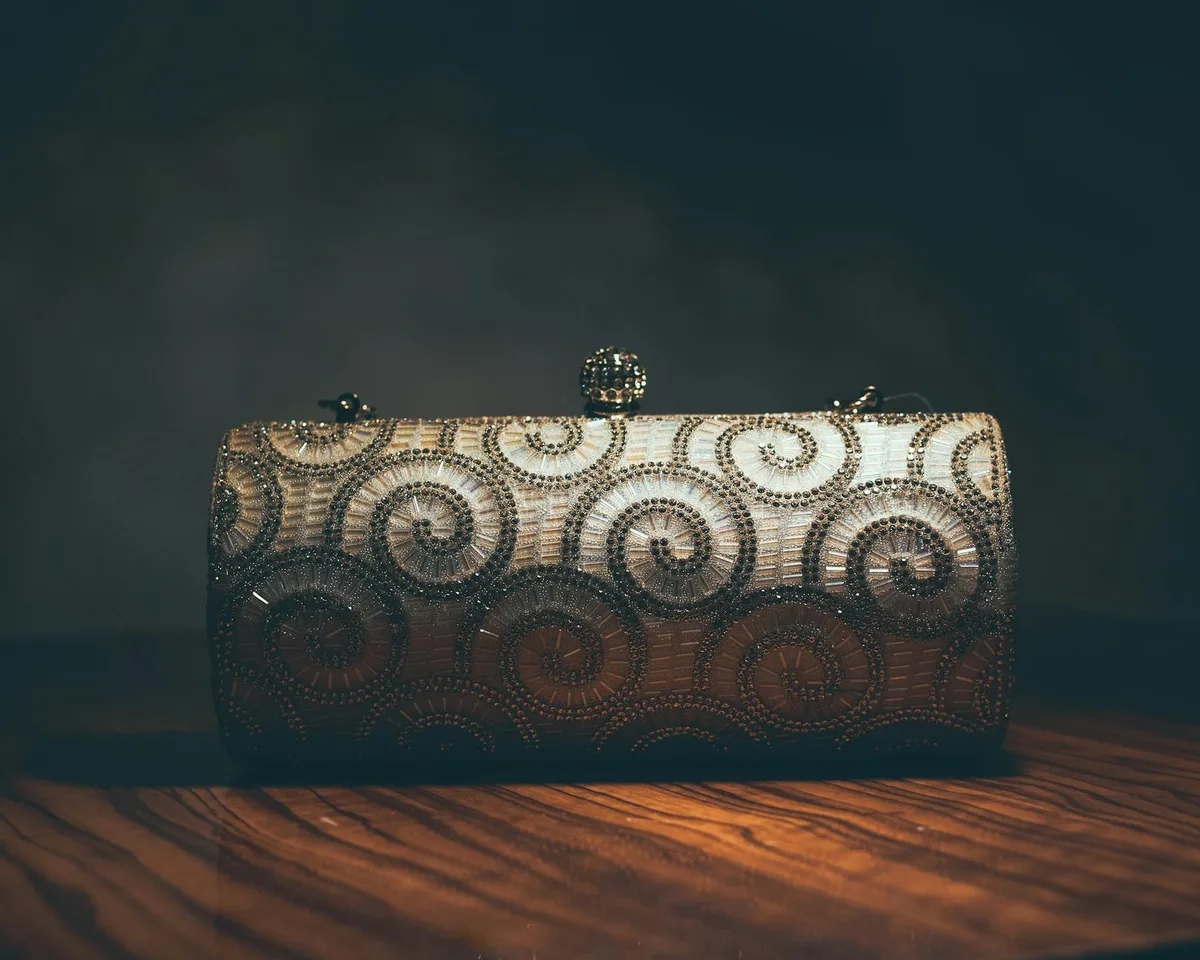 Pochette perles luxueuse motif swirl pour soirées