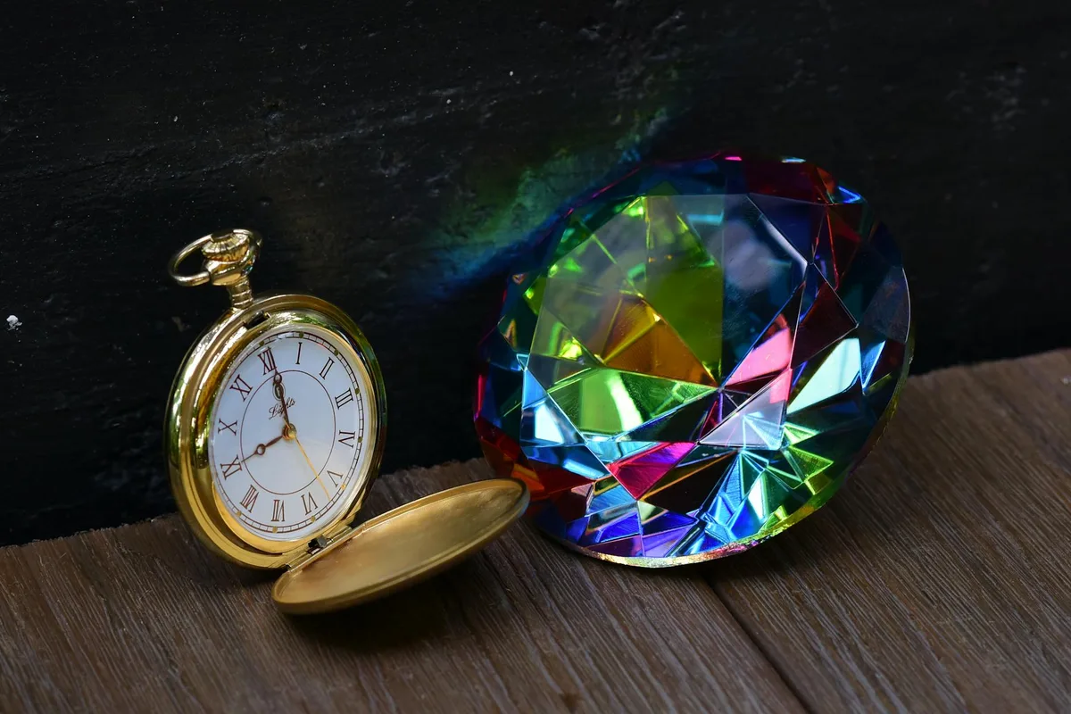 高級金懐中時計、多色宝石、木製表面、静寂な雰囲気