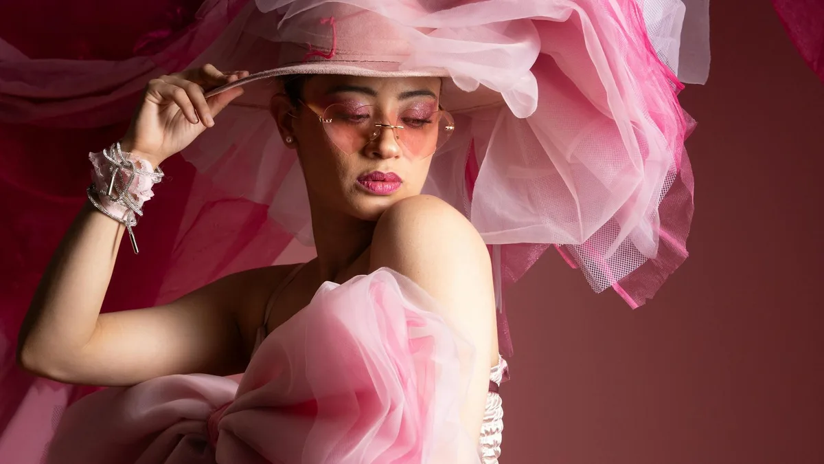Danseuse en chapeau et tenue roses, pose gracieuse