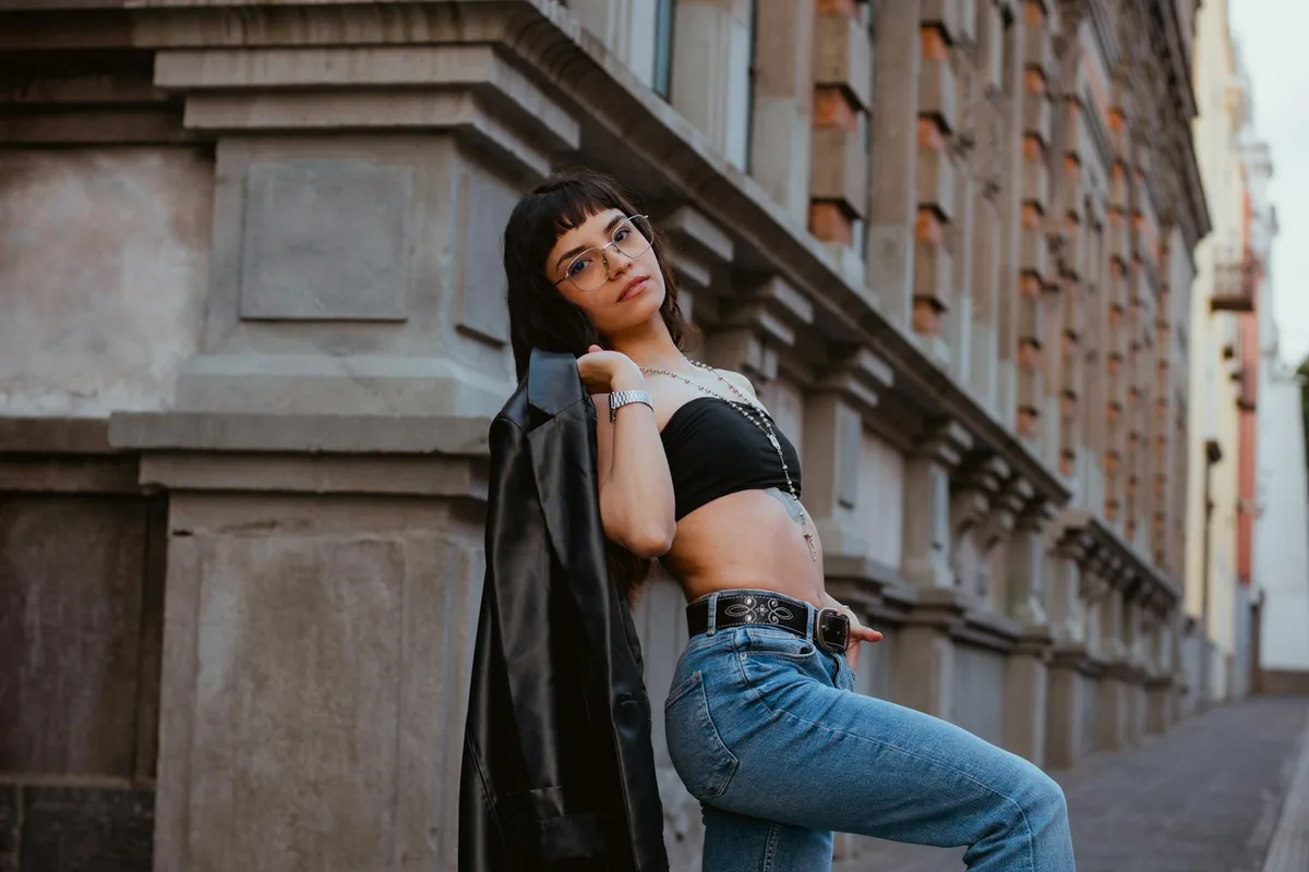 Mujer elegante posa con confianza frente a edificio histórico en Puebla, México