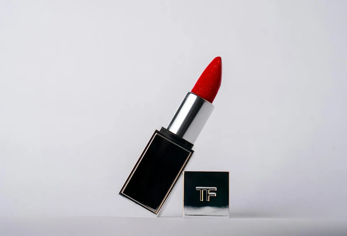 Rossetto rosso vibrante su sfondo bianco, design beauty di lusso
