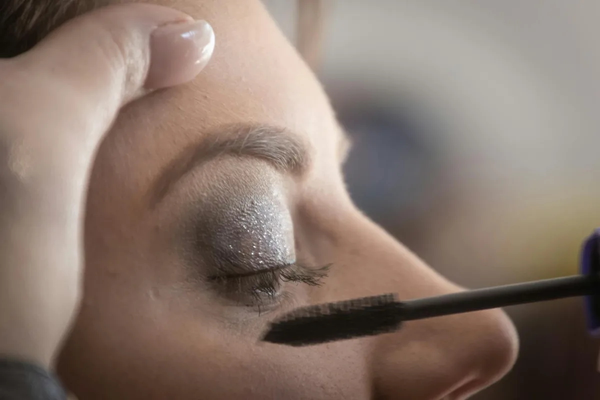 Palpebra femminile dipinta con ombretto shimmer glamour e mascara