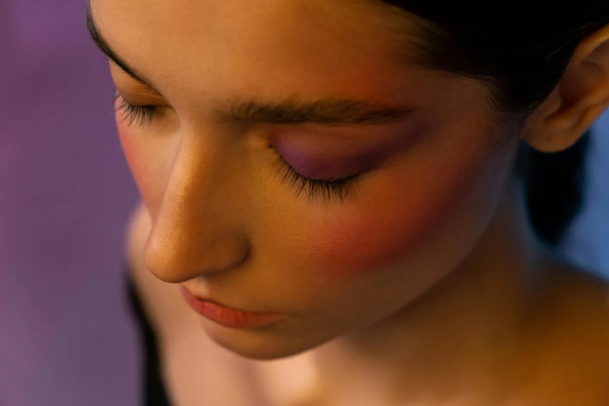 Portrait artistique avec maquillage audacieux blush et fard violet