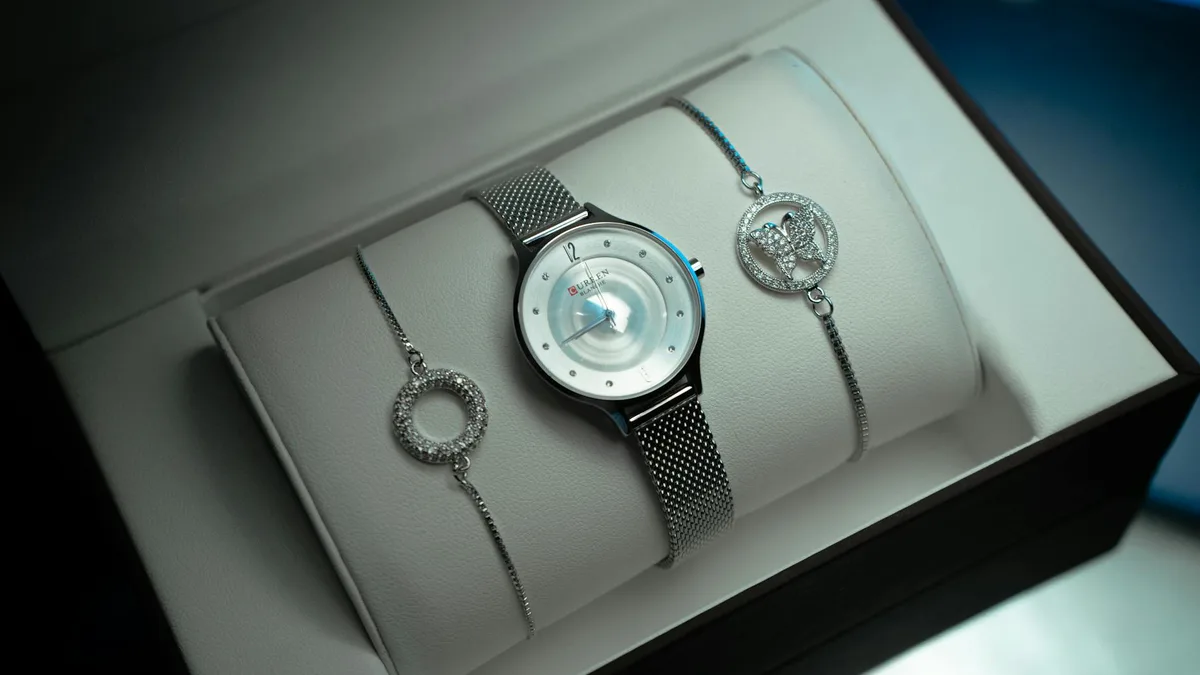 Nahaufnahme einer eleganten Silberarmbanduhr mit zwei passenden Armbändern in einem Luxus-Etui