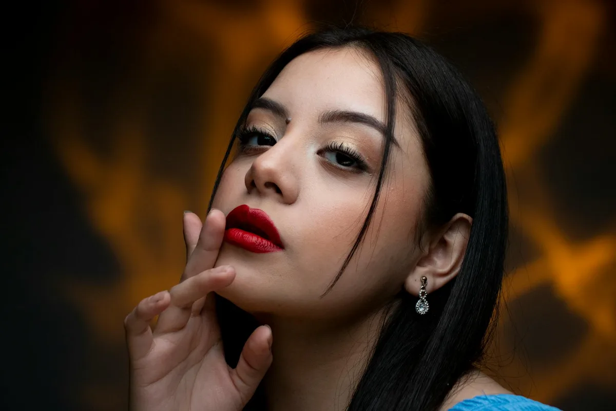 Retrato close-up de mulher com batom vermelho ousado e brincos elegantes
