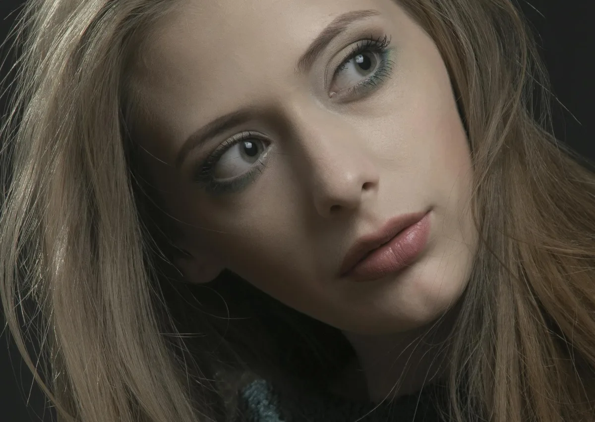 Nahaufnahme-Porträt einer jungen Frau mit ausdrucksstarken Augen und natürlichem Make-up