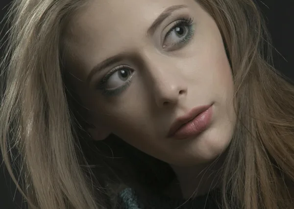 Primo piano di una giovane donna con occhi espressivi e make-up naturale