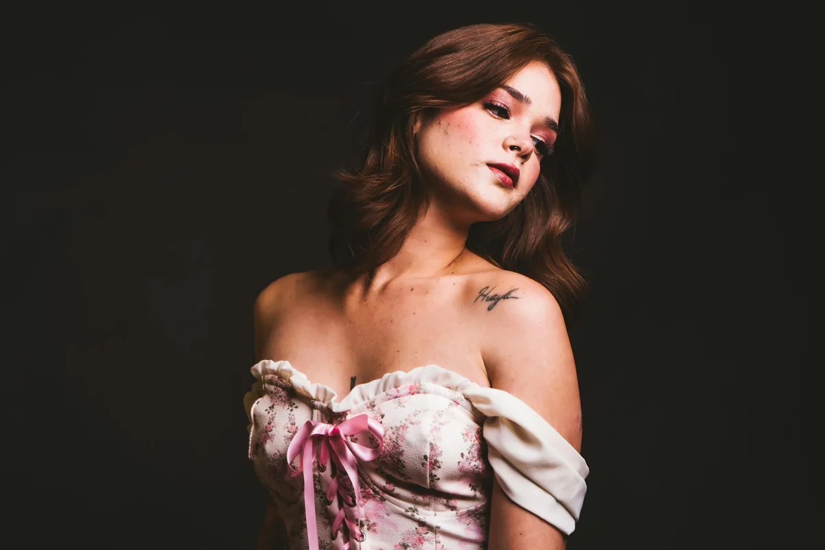 タトゥーと花柄ドレスの大人女性の表情豊かなポートレート