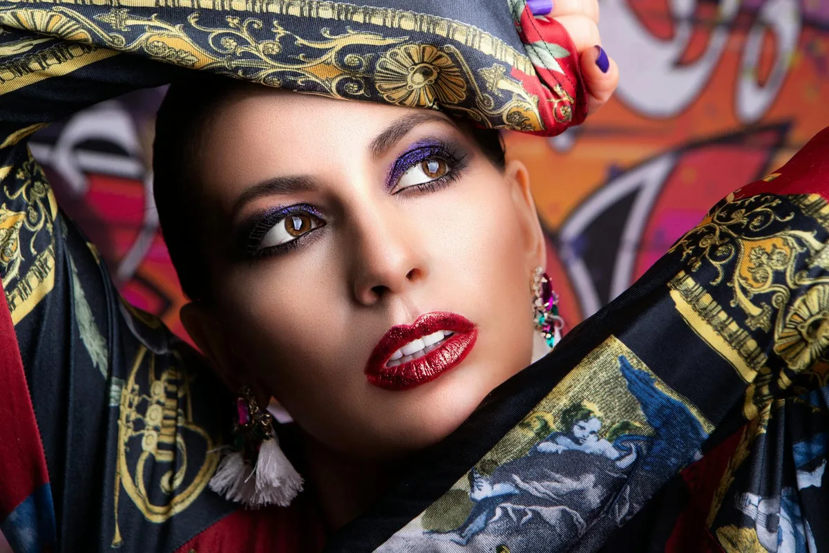 컬러풀 메이크업 아티스틱 의상 여성 패션 초상화