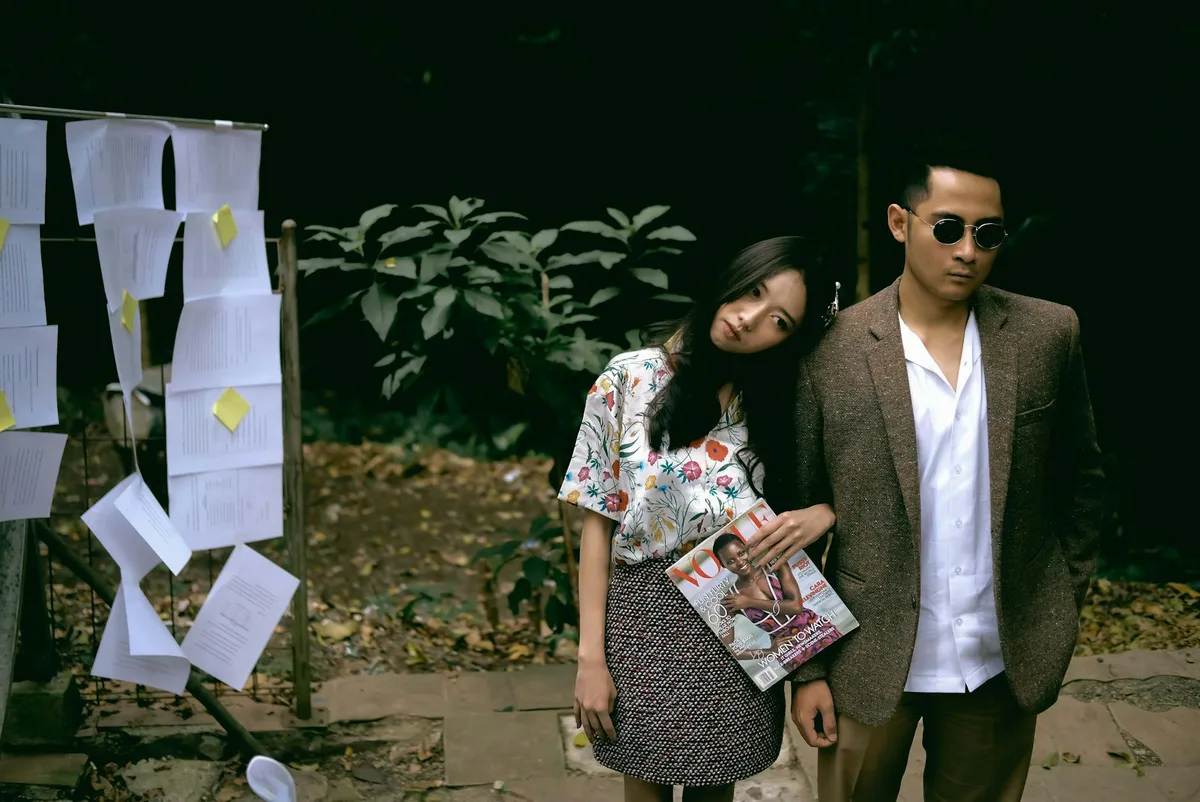 Стильная пара с журналом на улице, романтичный образ