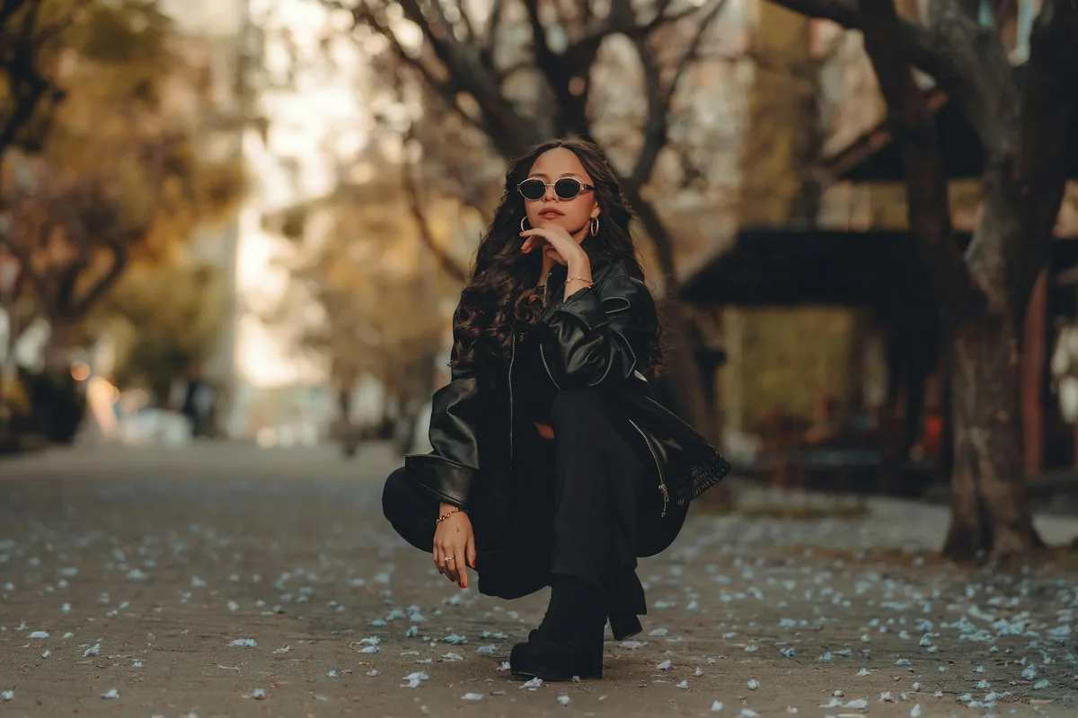 선글라스와 가죽 자켓 입은 패셔너블한 여성, 낙엽 거리 포즈