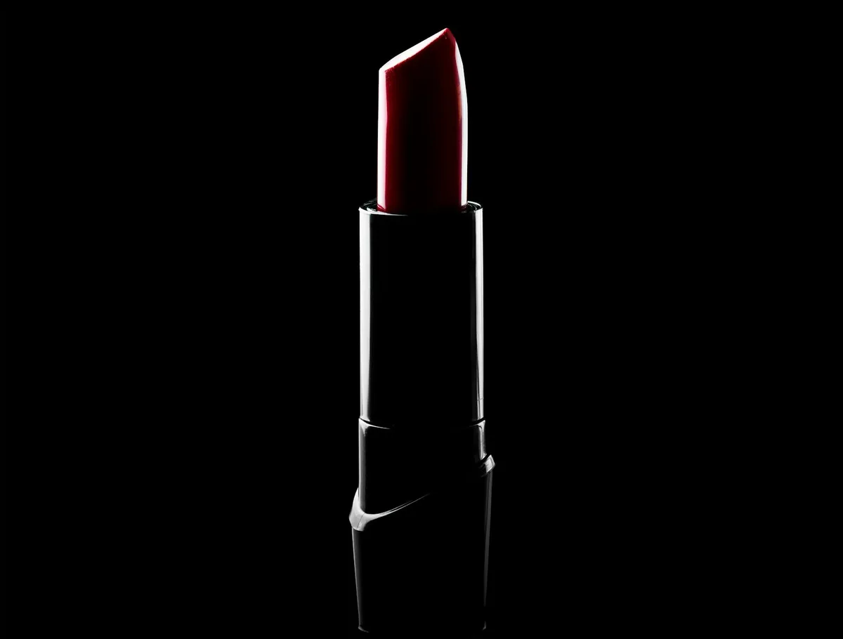 Immagine ad alto contrasto di rossetto rosso su sfondo nero che ne esalta l'eleganza