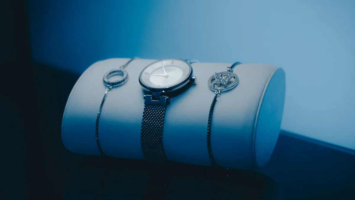 Luxuriöse Armbanduhr und Schmuck – Eleganz und Stil