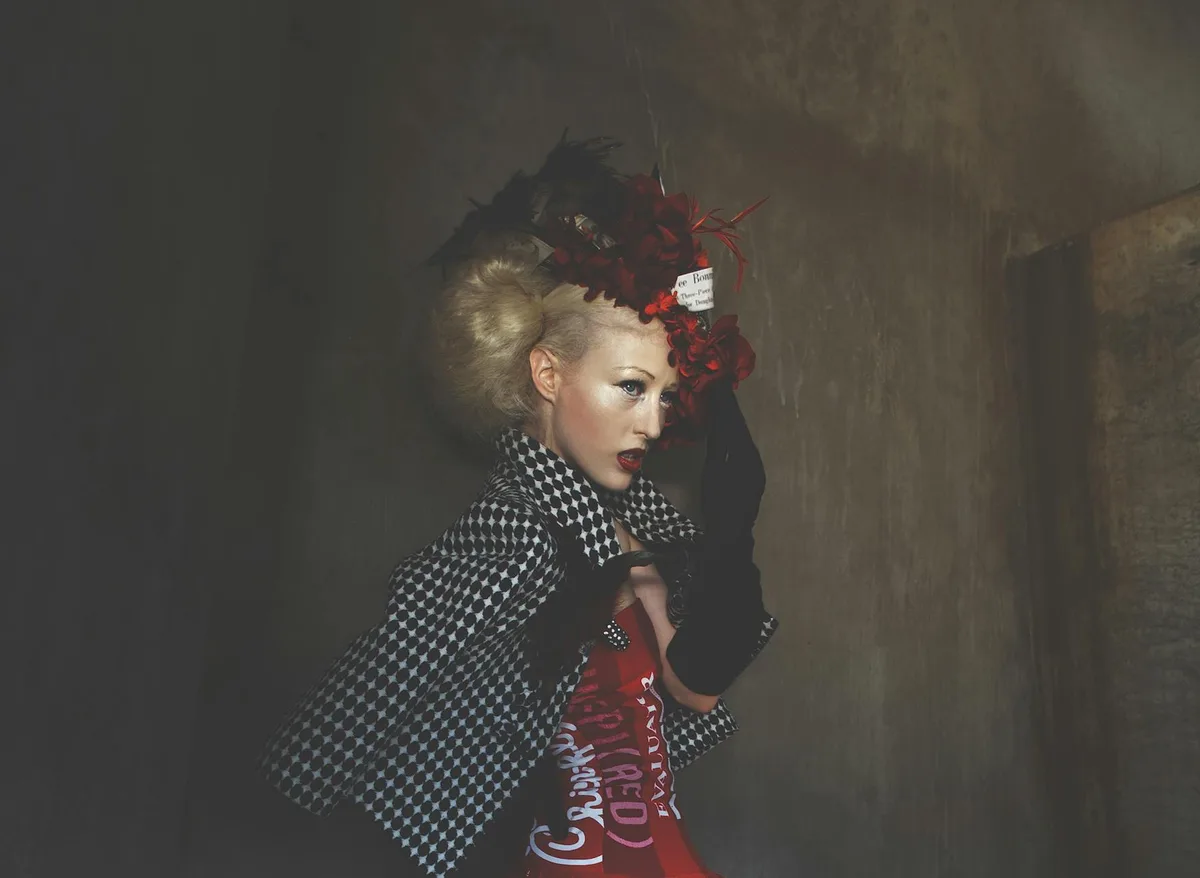 Утонченный портрет модели в драматичном наряде и головном уборе