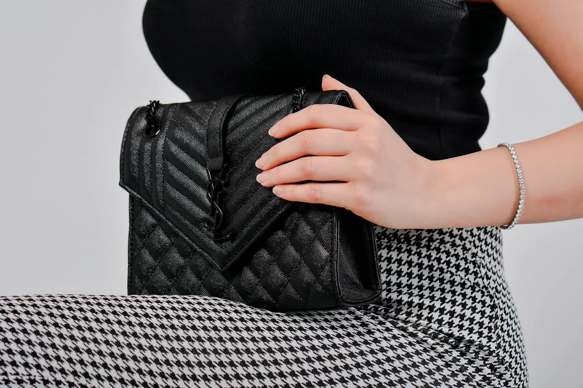 스타일리시 클로즈업, 헌투스 패턴 드레스와 블랙 퀼트 핸드백