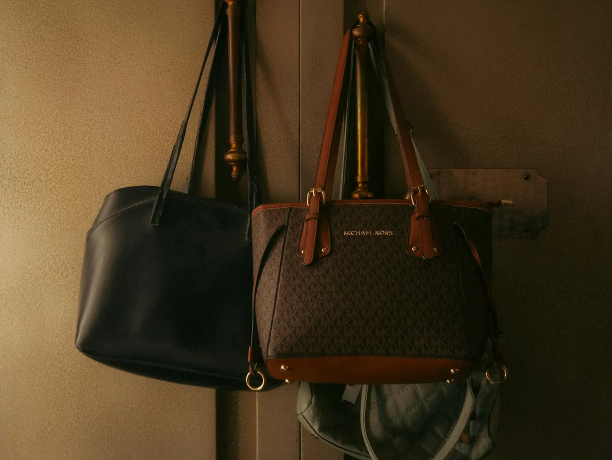 Sacs à main en cuir suspendus à un crochet mural, design élégant et tons riches