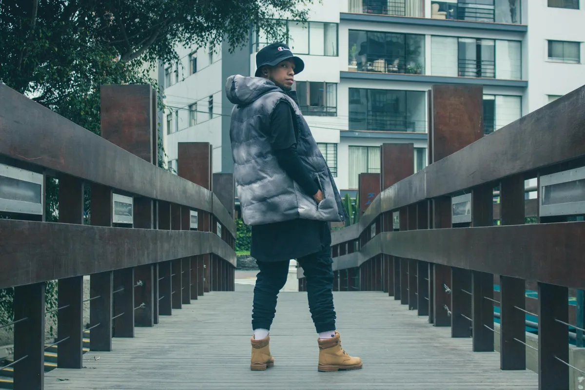 Modelo estiloso posa em passarela moderna em ambiente urbano exibindo street style