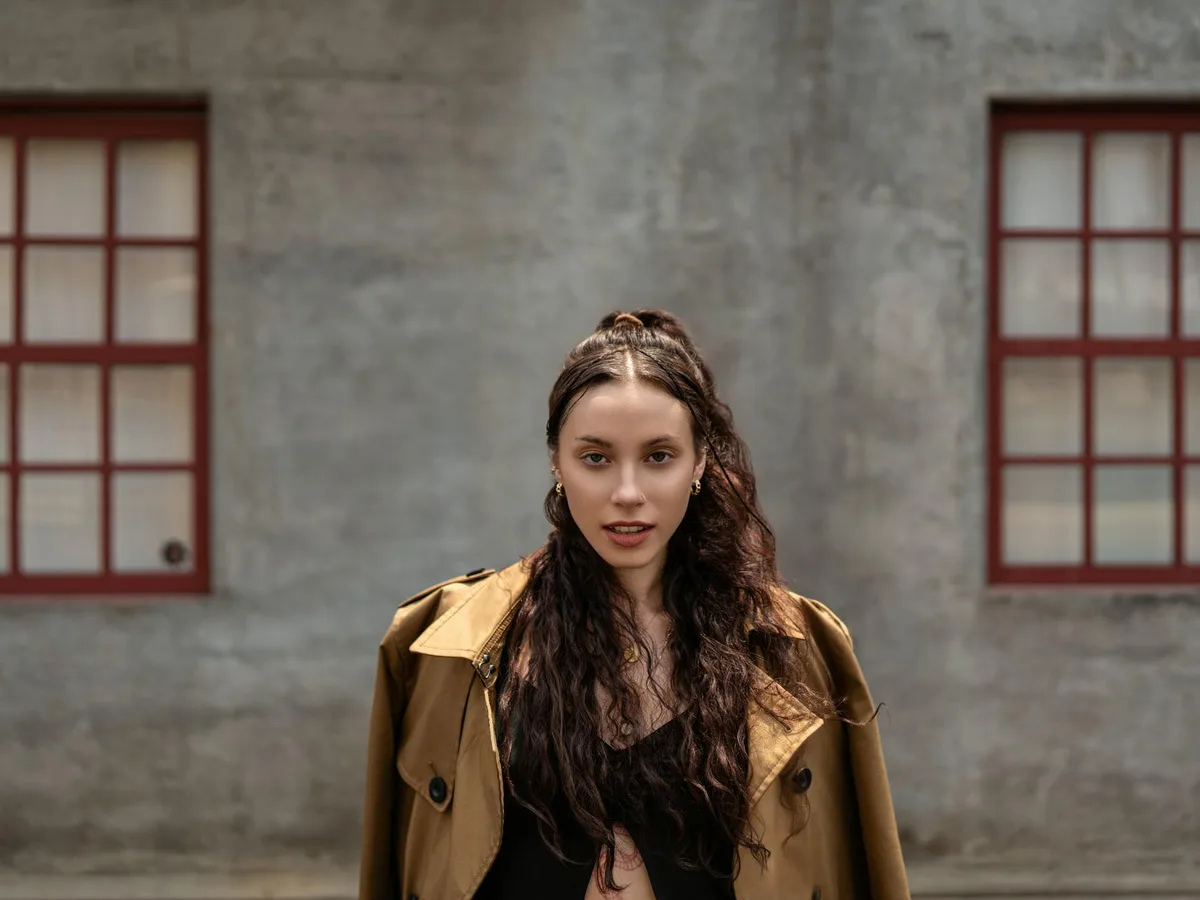 サンホセの街でおしゃれな女性がファッション姿でポーズ