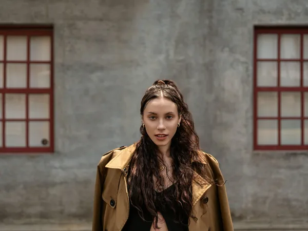 Stilvolle Frau in San José posiert in modischer Kleidung