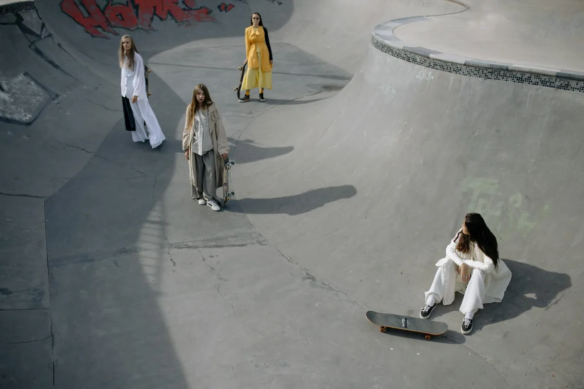 Donne eleganti posano in uno skate park unendo moda e cultura skate.