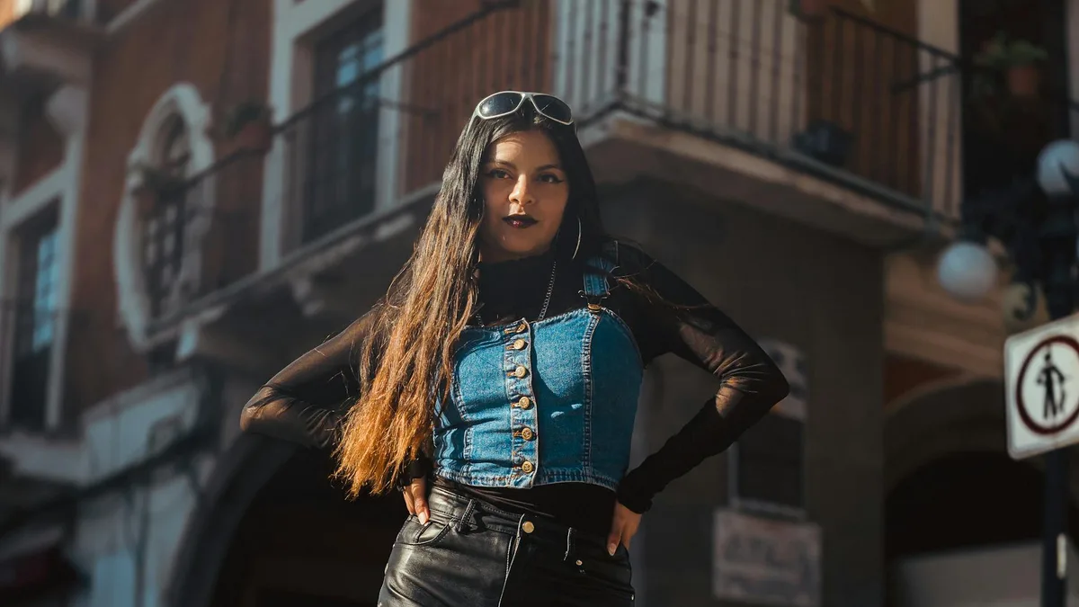 Femme tendance en veste jean posant avec confiance à Heroica Puebla.