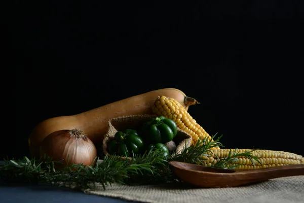 Natura morta di verdure fresche su un vassoio di legno rustico