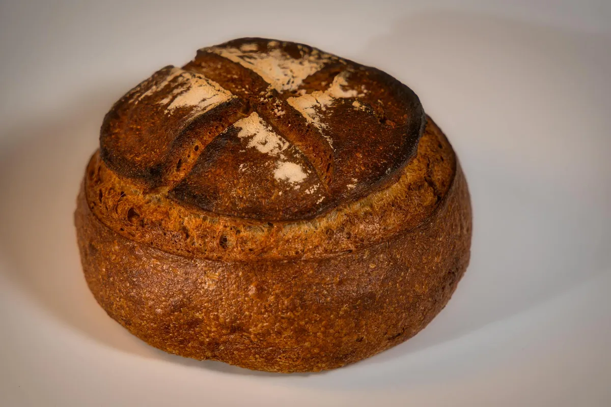 Handwerklich gebackenes Bauernbrot in einer Berliner Bäckerei