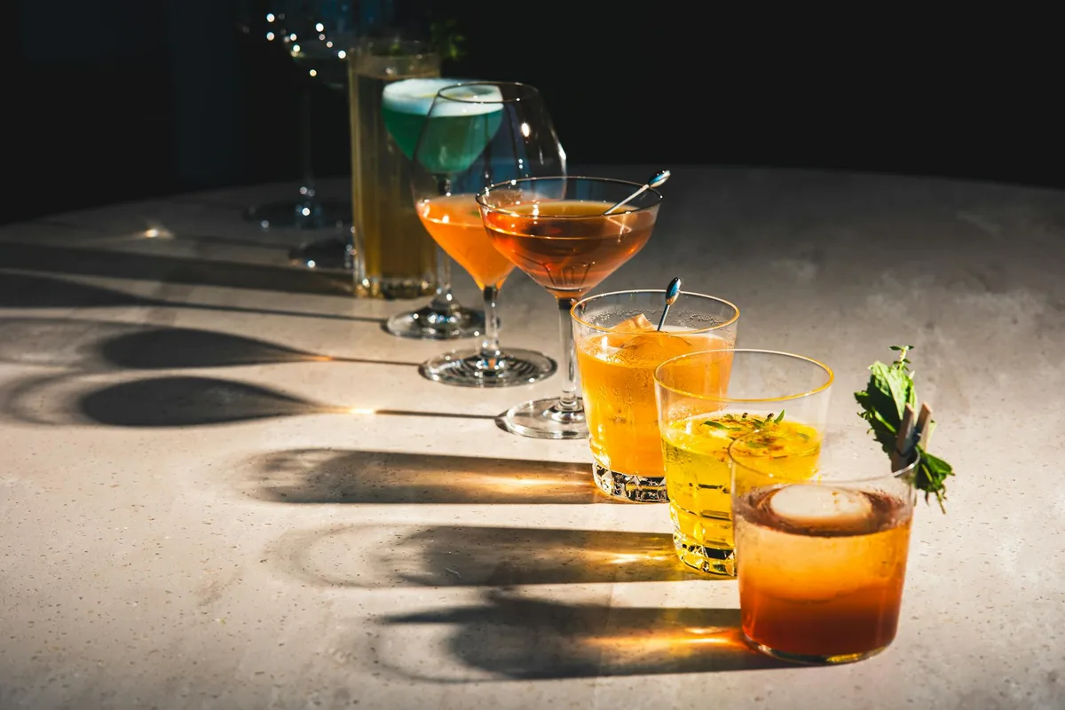 Assortimento colorato di cocktail su bancone bar, diverse opzioni di drink in mostra