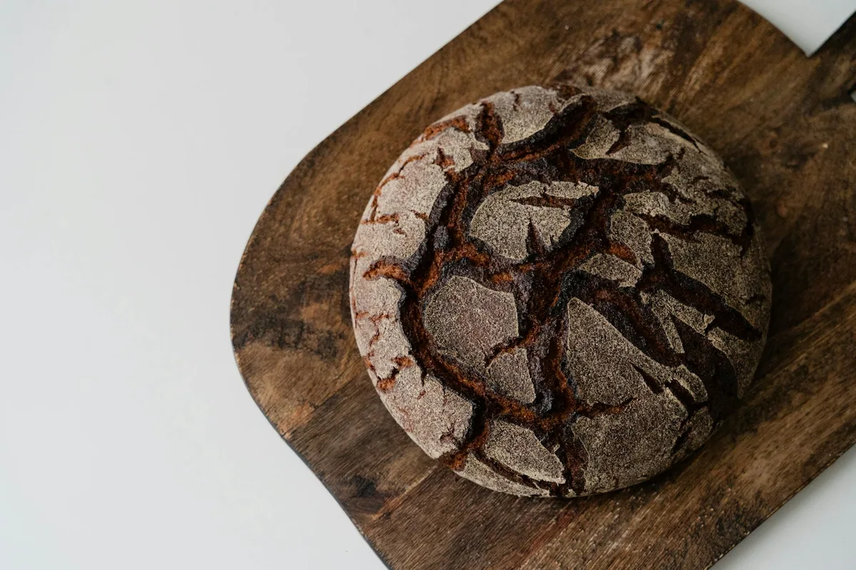 우드 커팅보드 위 러스틱 원형 아티장 빵 하이앵글 뷰