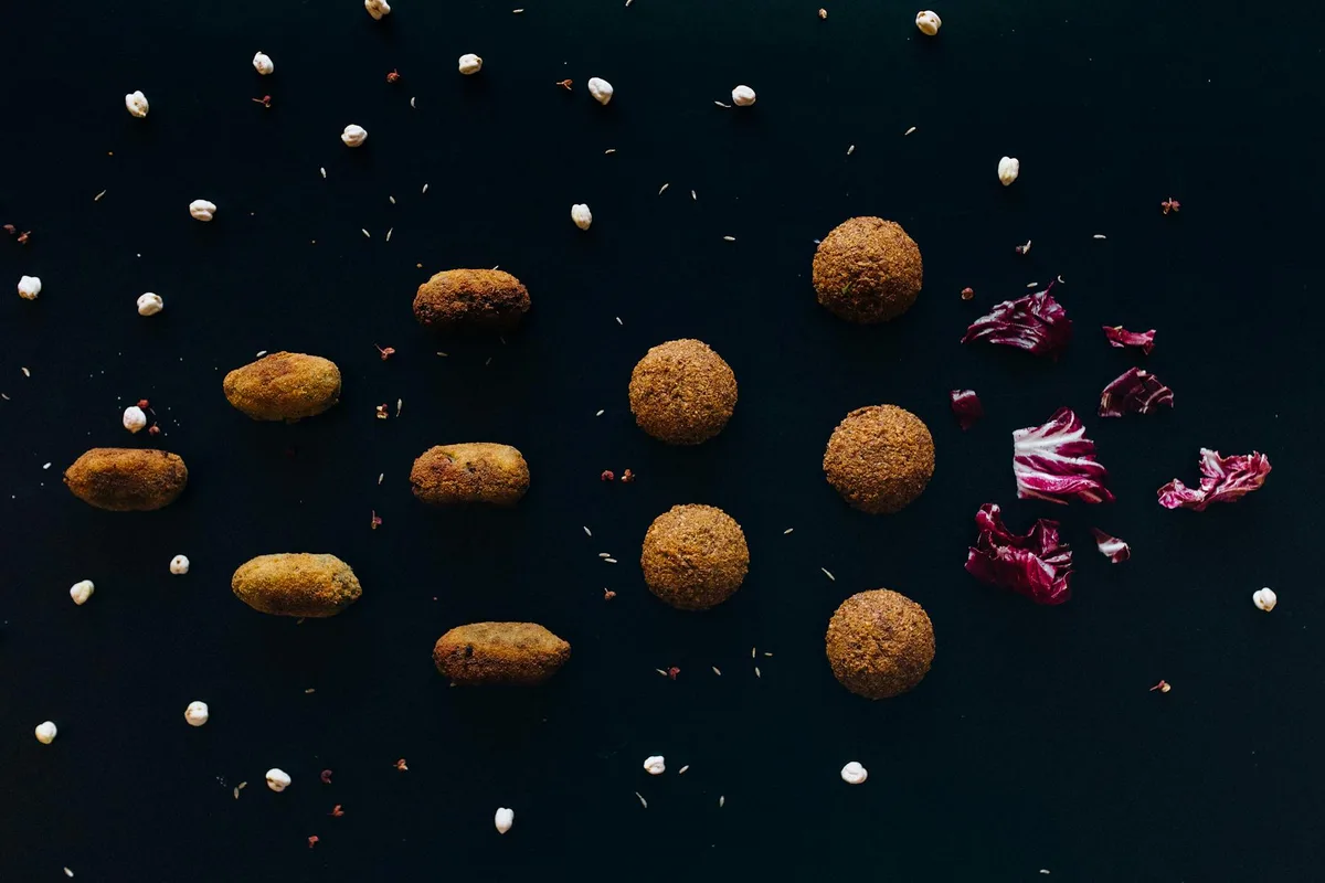 검은 표면 위 팔라펠과 병아리콩, 적양배추 플랫 레이