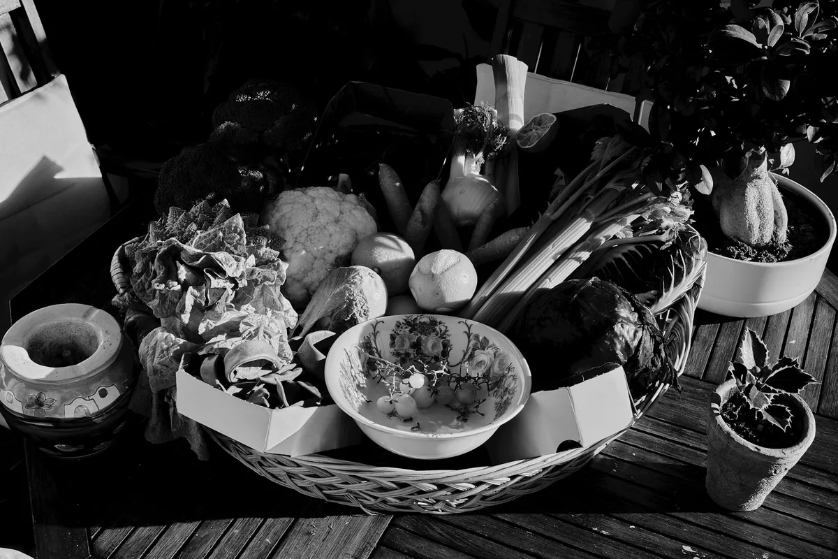 Cesto rustico di verdure fresche su tavolo di legno in Toscana, Italia