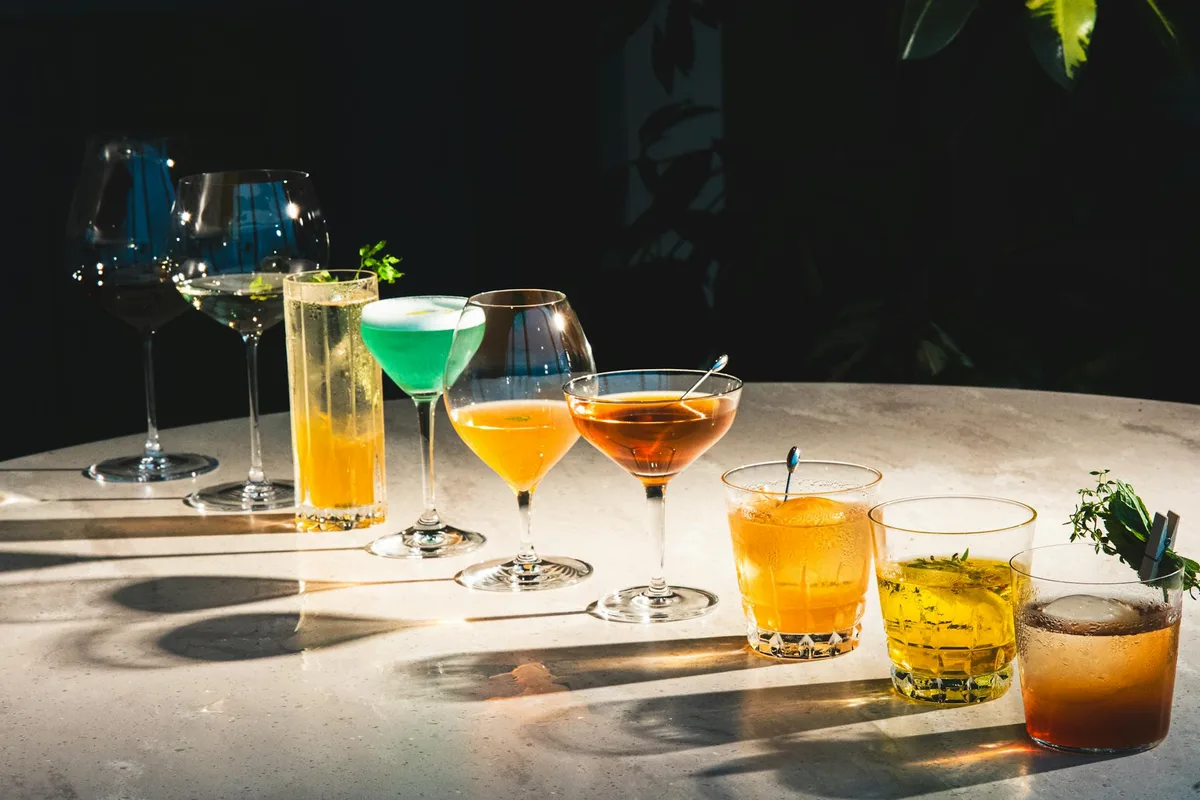 Farbenfrohe Cocktails elegant auf einer Bar-Theke in Tokio, Japan