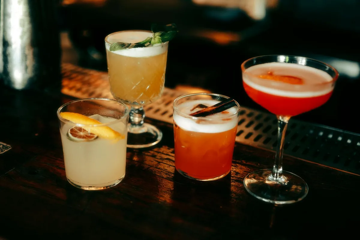 Selezione di cocktail vivaci in un bar per serate e celebrazioni