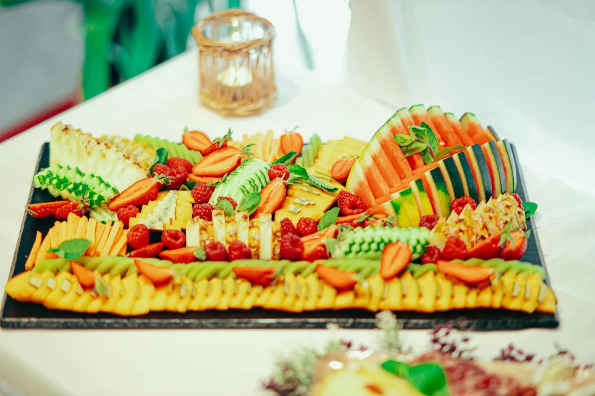 Farbpalette für Obstplatte mit Wassermelone, Ananas und Beeren