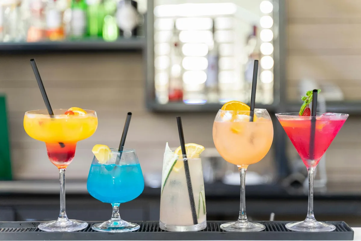 Farbpalette für Cocktails an einer Bar in Nairobi, Kenia