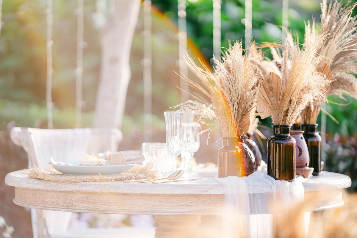 Tavola autunnale all'aperto con decorazioni per raduno stagionale