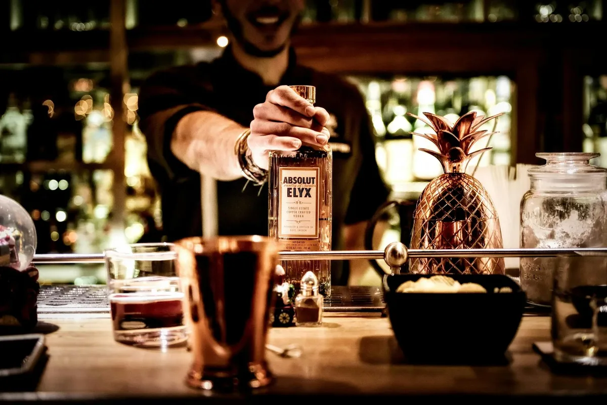 Barkeeper präsentiert Absolut Elyx in stylischer Bar