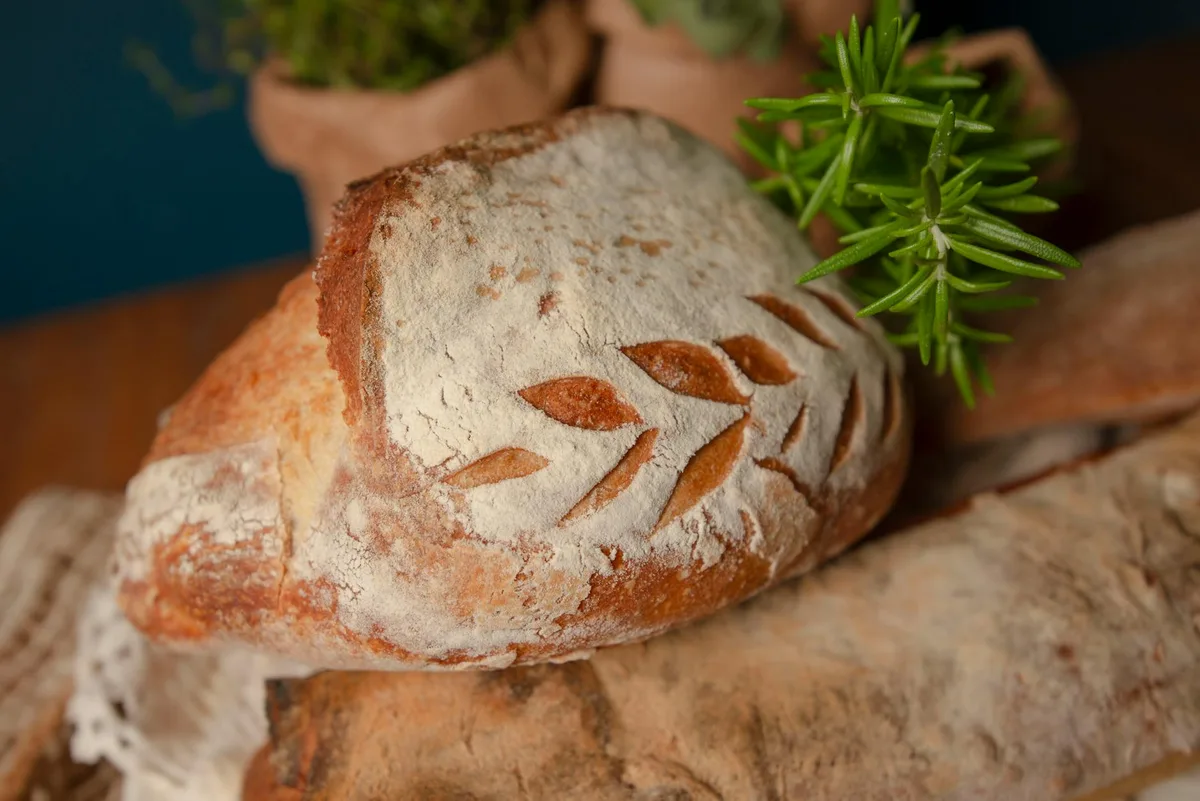 리프 디자인 수제 빵과 로즈마리 클로즈업