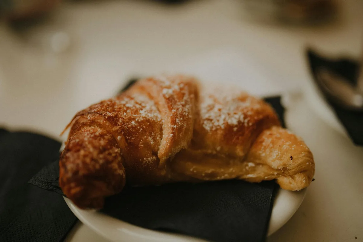 Primo piano di un croissant