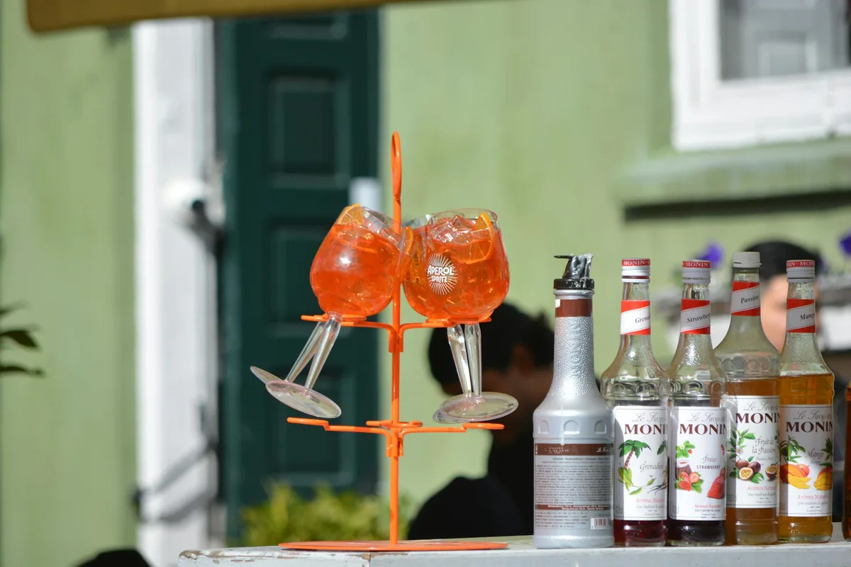 Aperol Spritz et sirops Monin colorés en extérieur, cocktails d'été