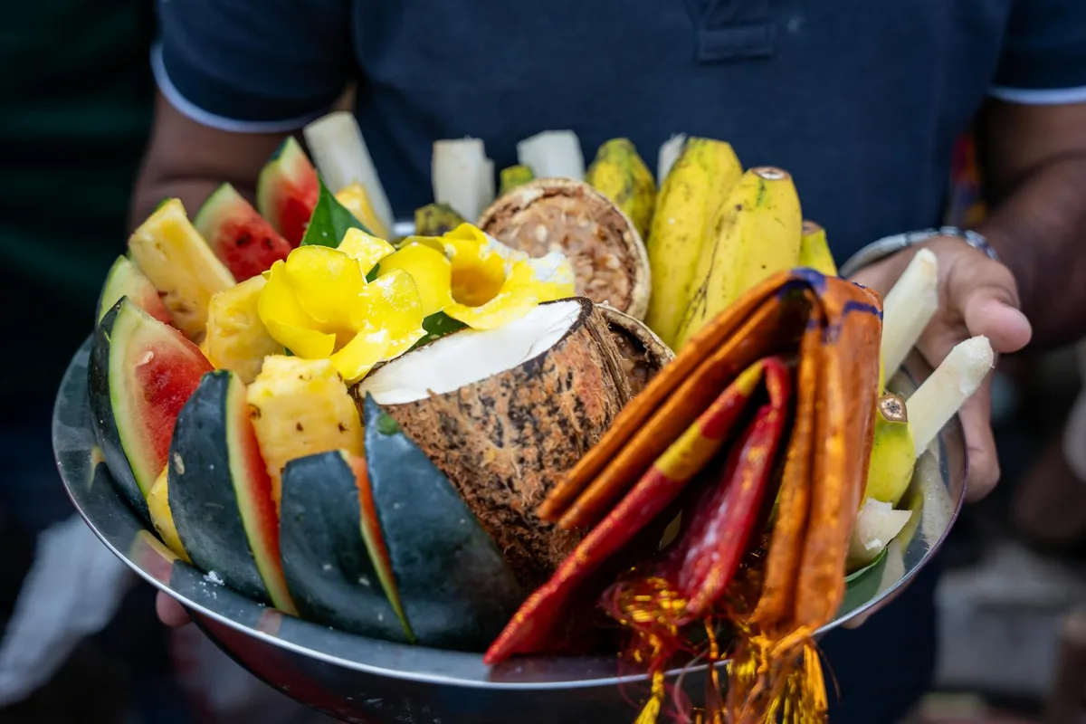 Farbenfrohe Obstplatte mit tropischen Früchten auf einem kulturellen Outdoor-Festival