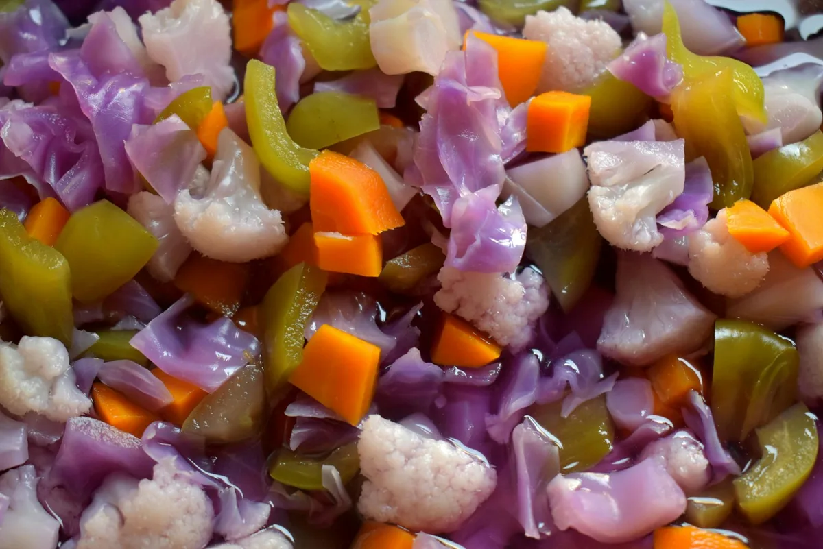 Sopa de legumes colorida com couve-flor, cenoura e repolho, sabores indonésios vibrantes