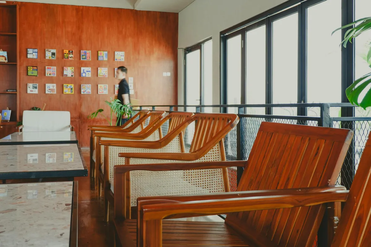 Espace café cosy : chaises bois et déco chaleureuse, ambiance relaxante